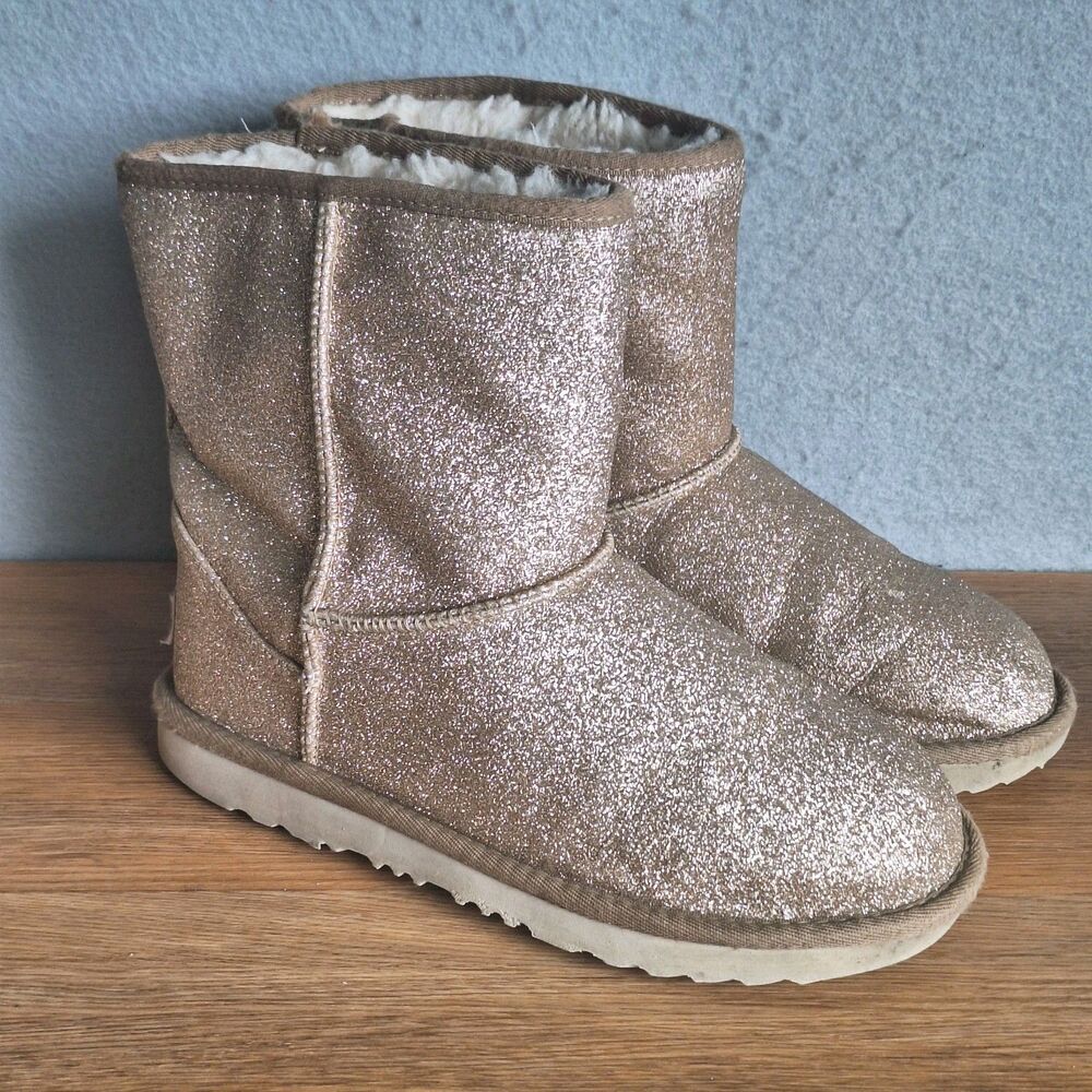 UGG Classic Short II Gold Glitter Boots Youth Girls 5 Women’s 7 Insulated